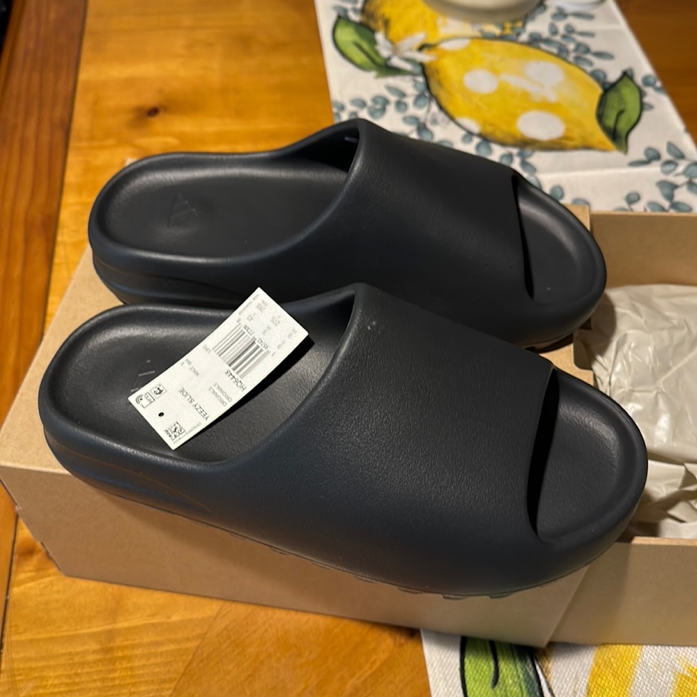 Yeezy Slide Onyx (NIB)